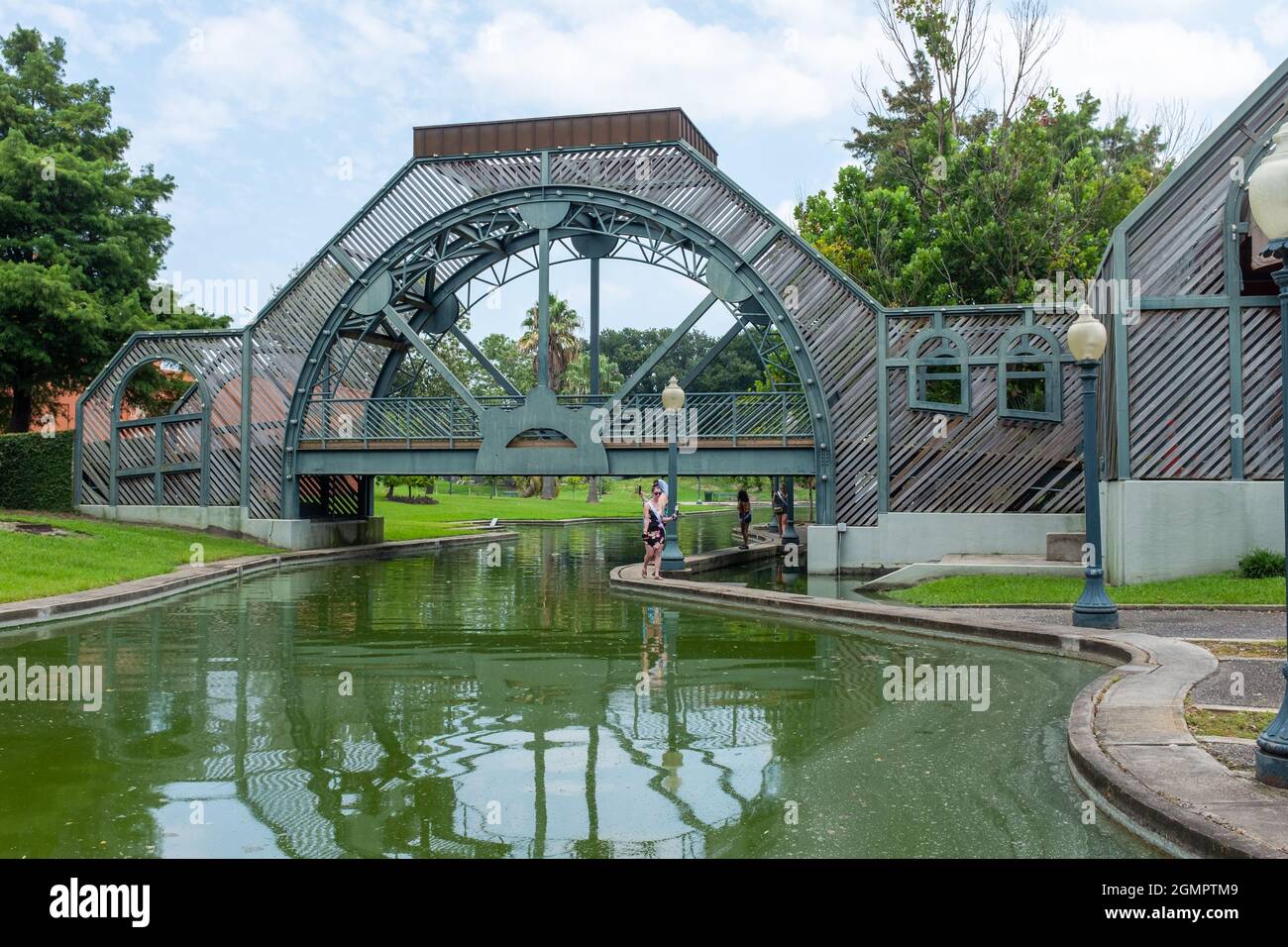 LA NOUVELLE-ORLÉANS, LA, États-Unis - 7 AOÛT 2021 : pont à pied sur l'eau et les touristes dans le parc Armstrong Banque D'Images