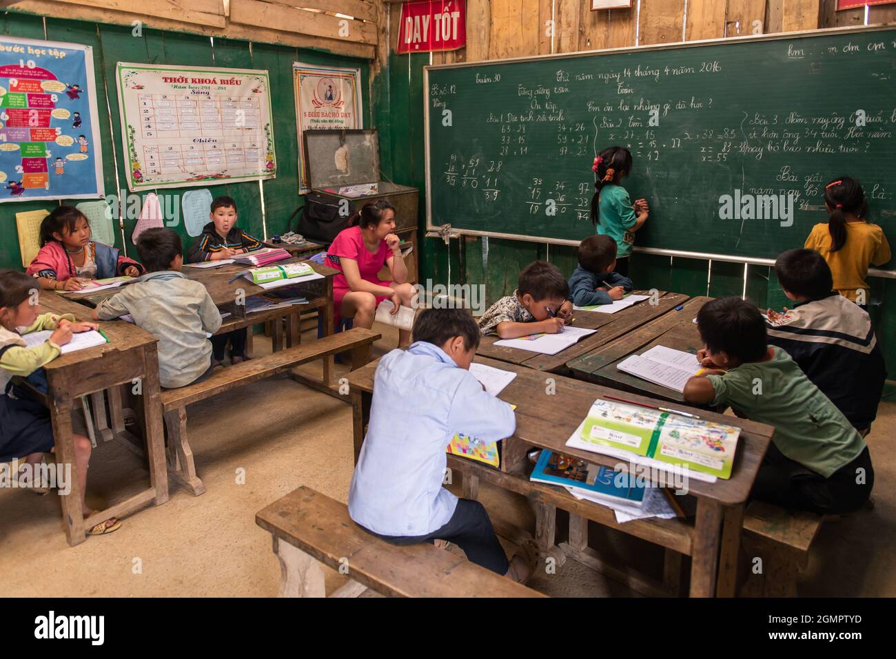 Sapa, Vietnam - 14 avril 2016 : les élèves vietnamiens en classe. Éducation rurale dans les montagnes du Vietnam pour les enfants de la minorité Hmong. Médiocre Banque D'Images