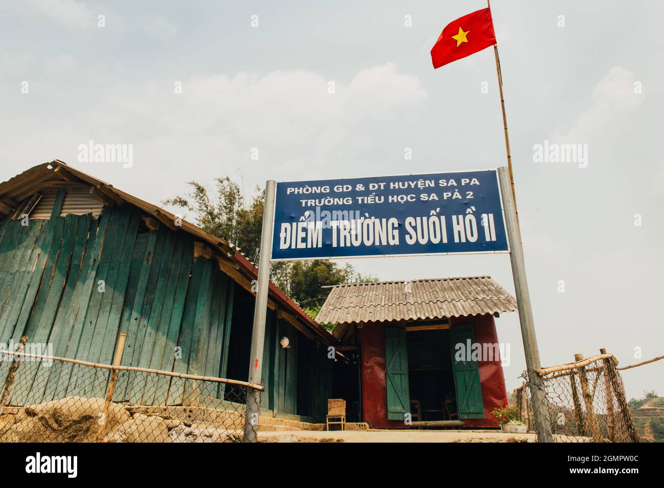 Sapa, Vietnam - 14 avril 2016 : les élèves vietnamiens en classe. Éducation rurale dans les montagnes du Vietnam pour les enfants de la minorité Hmong. Médiocre Banque D'Images