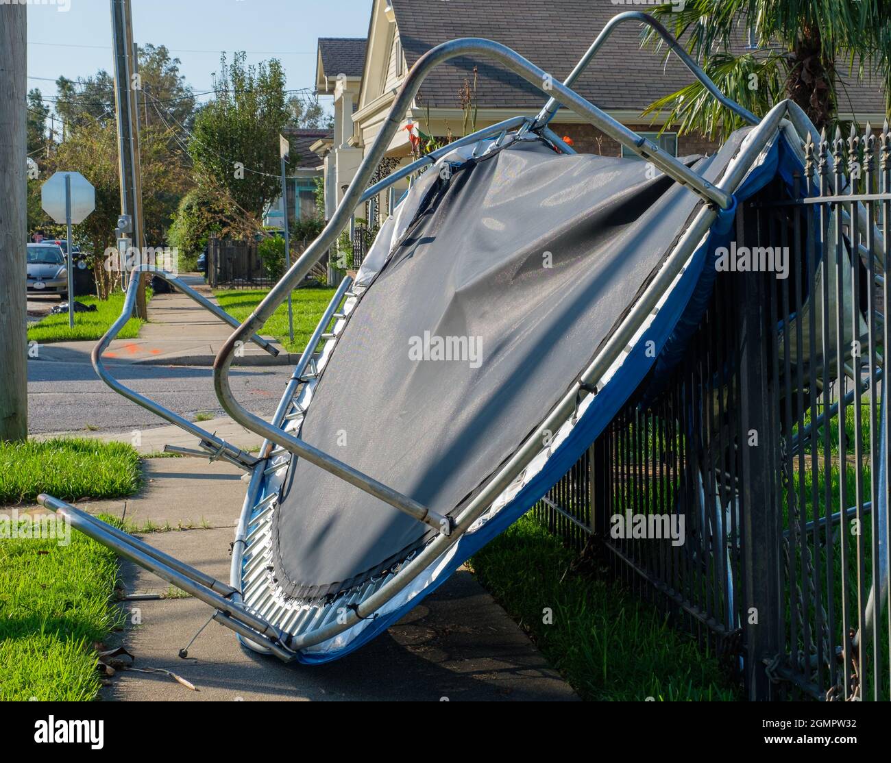 LA NOUVELLE-ORLÉANS, LA, États-Unis - 9 SEPTEMBRE 2021 : Trampoline brisée  et courbée repliée sur une clôture métallique à la suite de l'ouragan Ida  Photo Stock - Alamy