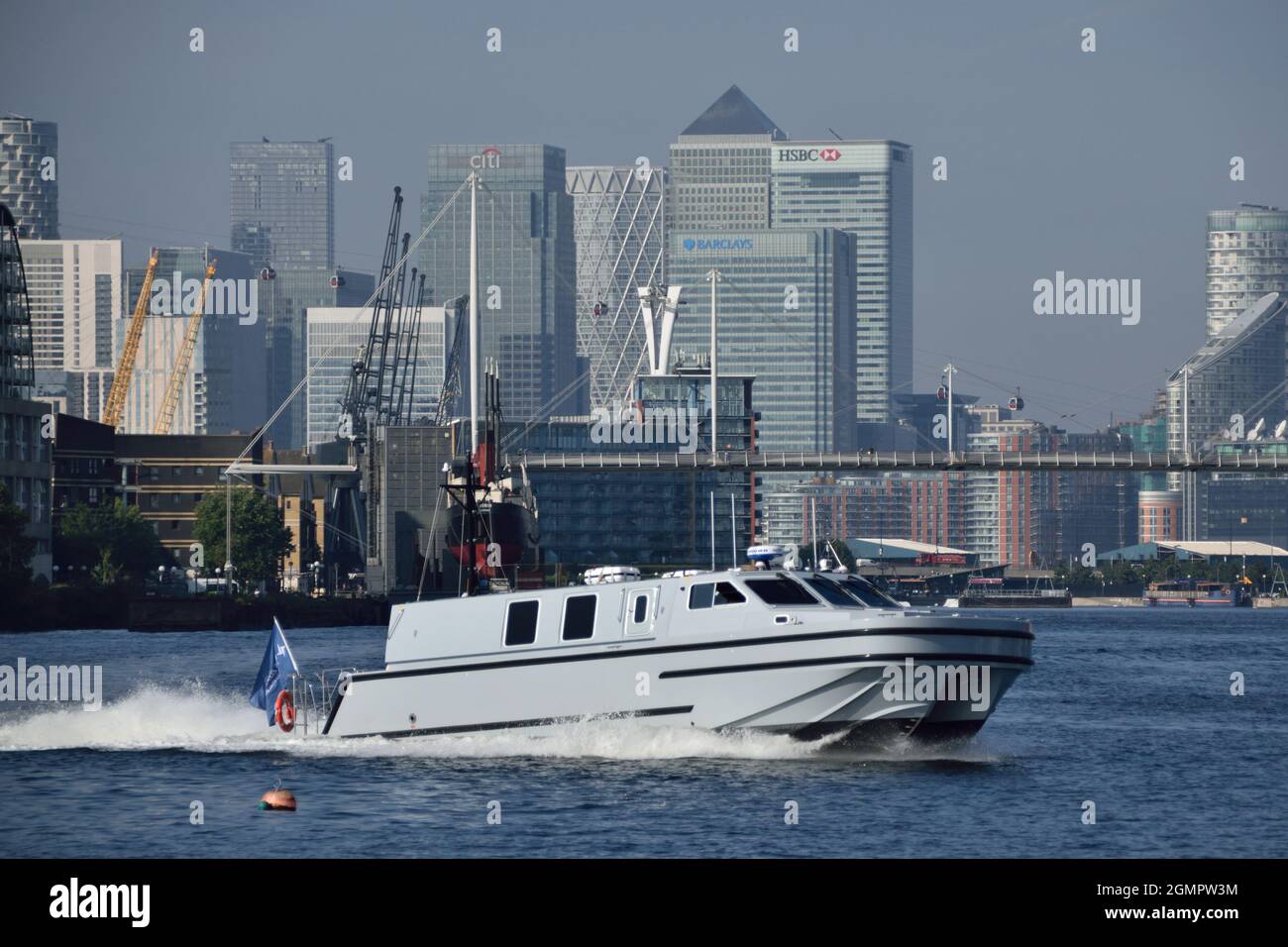 Bateau de formation des officiers de la Marine royale OTB-08 effectuant une démonstration au Royal Victoria Dock à Londres dans le cadre de l'événement DSEI 2021 Banque D'Images