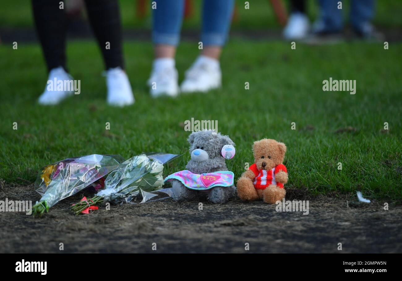 Des fleurs et des jouets mous sont vus à une vigile à la scène à Chandos Crescent, Killamarsh, près de Sheffield, où quatre personnes ont été trouvées mortes dans une maison dimanche. Date de la photo: Lundi 20 septembre 2021. Banque D'Images