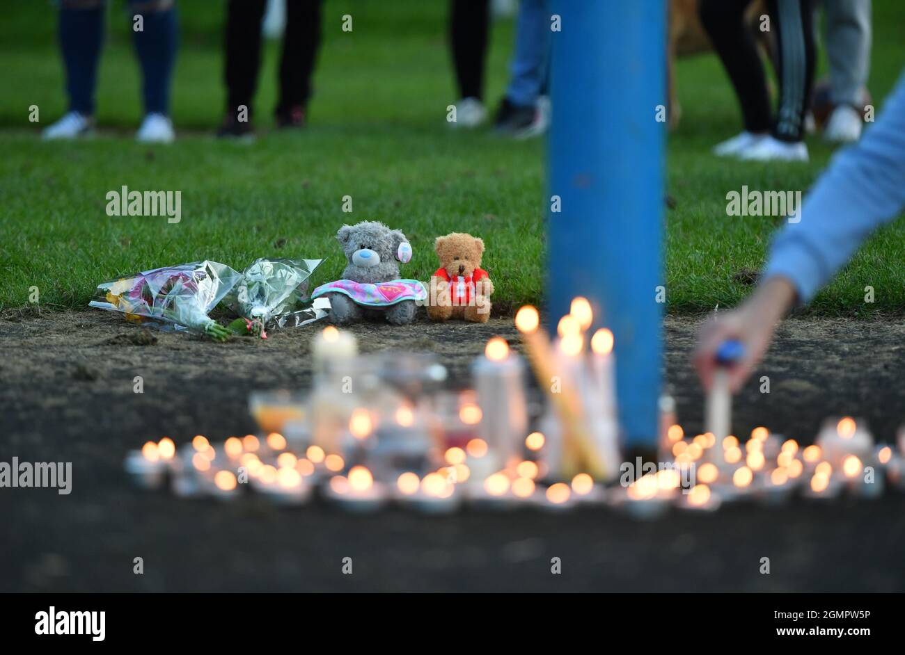 Des fleurs, des jouets mous et des bougies sont vus à une veille sur la scène à Chandos Crescent, Killamarsh, près de Sheffield, où quatre personnes ont été trouvées mortes dans une maison dimanche. Date de la photo: Lundi 20 septembre 2021. Banque D'Images