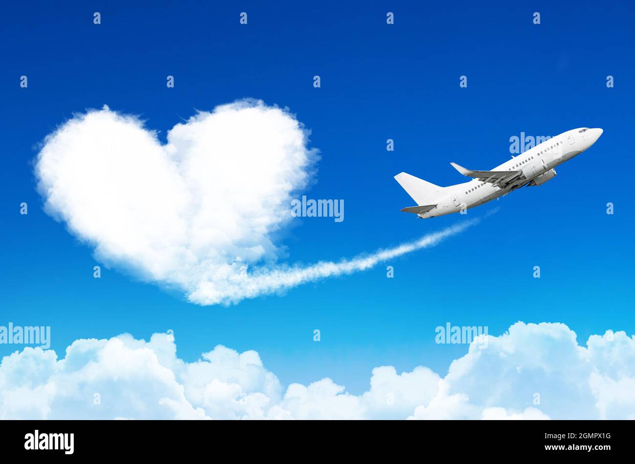 Photo Avion Dans Le Ciel Pix Date Avion dans le ciel bleu avec des nuages, a laissé une trace sous la forme d' un nuage du coeur Photo Stock - Alamy