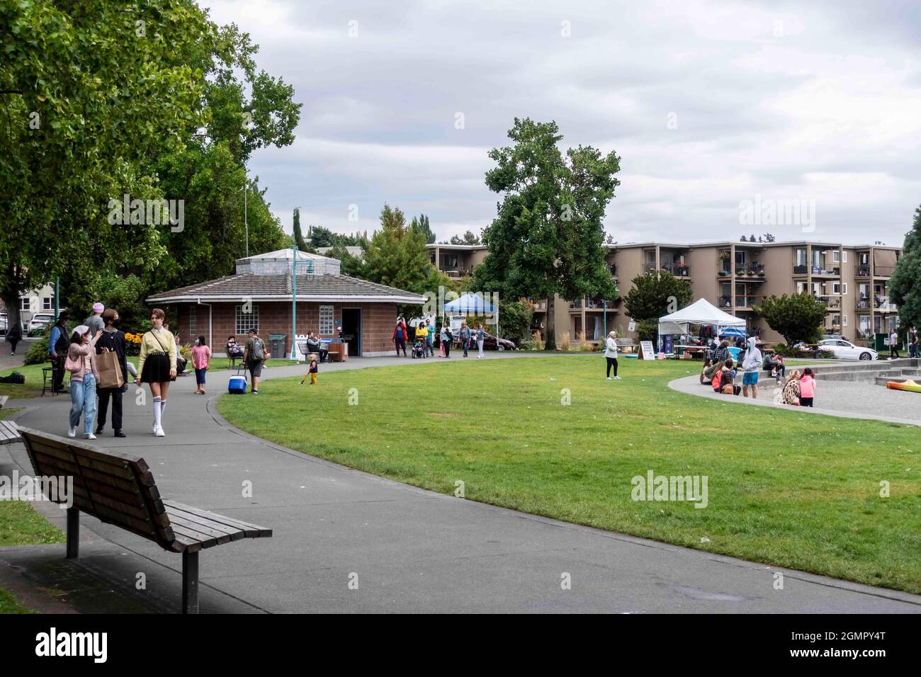 Kirkland, WA USA - vers août 2021 : couples et familles qui profitent d'une journée au port de plaisance du centre-ville de Kirkland. Banque D'Images