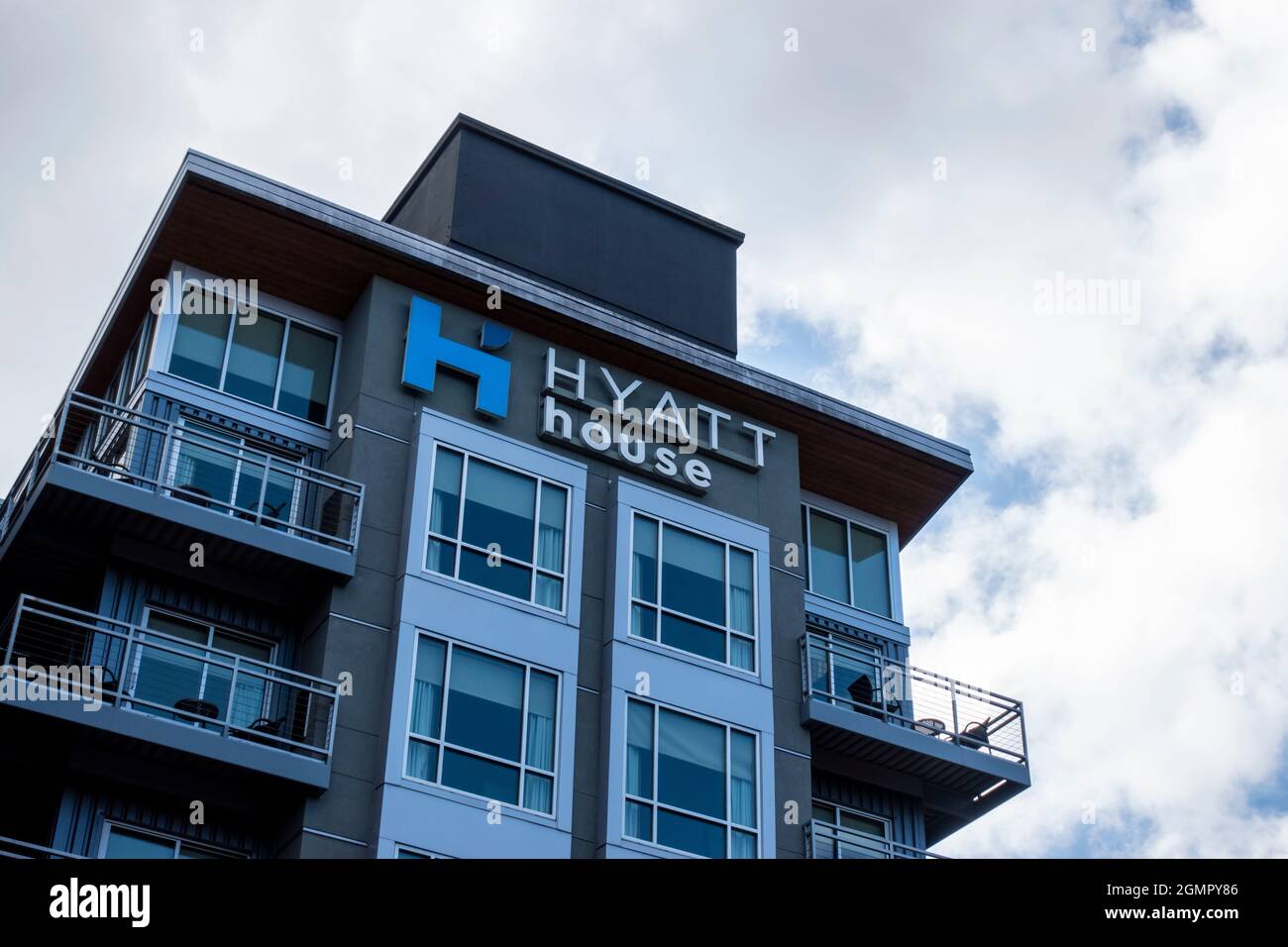 Redmond, WA États-Unis - vers mars 2021 : vue à angle bas d'un hôtel Hyatt House dans le centre-ville de Redmond par une journée nuageux. Banque D'Images