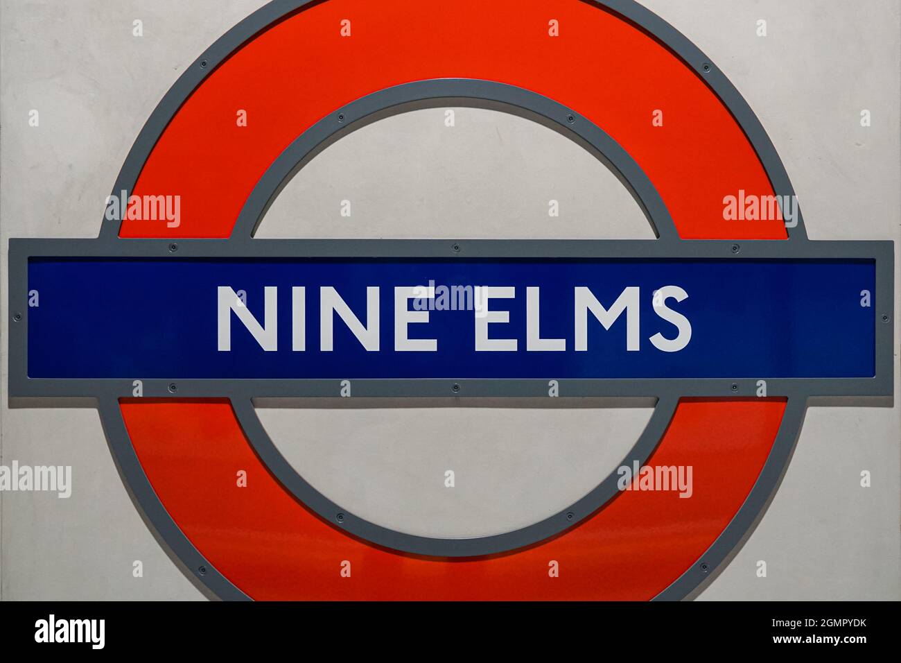 Nine Elms Underground, station de métro rond signe à Londres Angleterre Royaume-Uni Banque D'Images