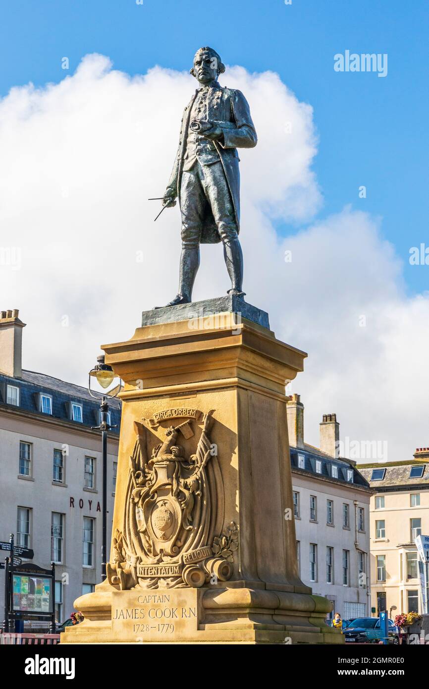 Statue du mémorial du capitaine Cook sur le pavillon, Whitby sur le port de Whitby, Yorkshire du Nord, Angleterre. Banque D'Images