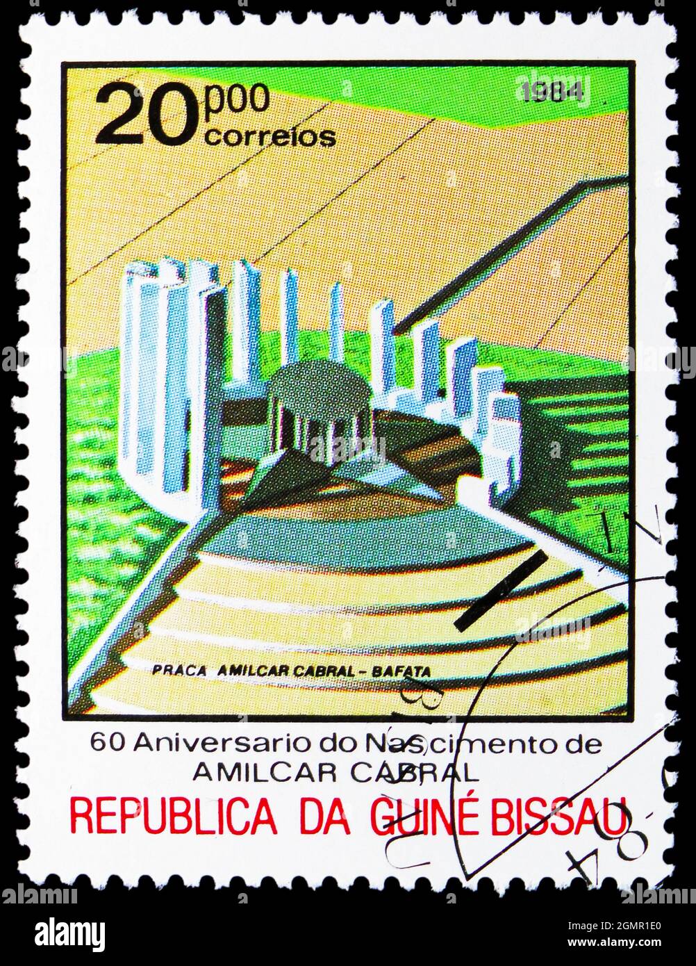 MOSCOU, RUSSIE - 31 JUILLET 2021 : timbre-poste imprimé en Guinée-Bissau montre le monument de l'Amilcar Cabral, série du 60e anniversaire de naissance, vers 1984 Banque D'Images