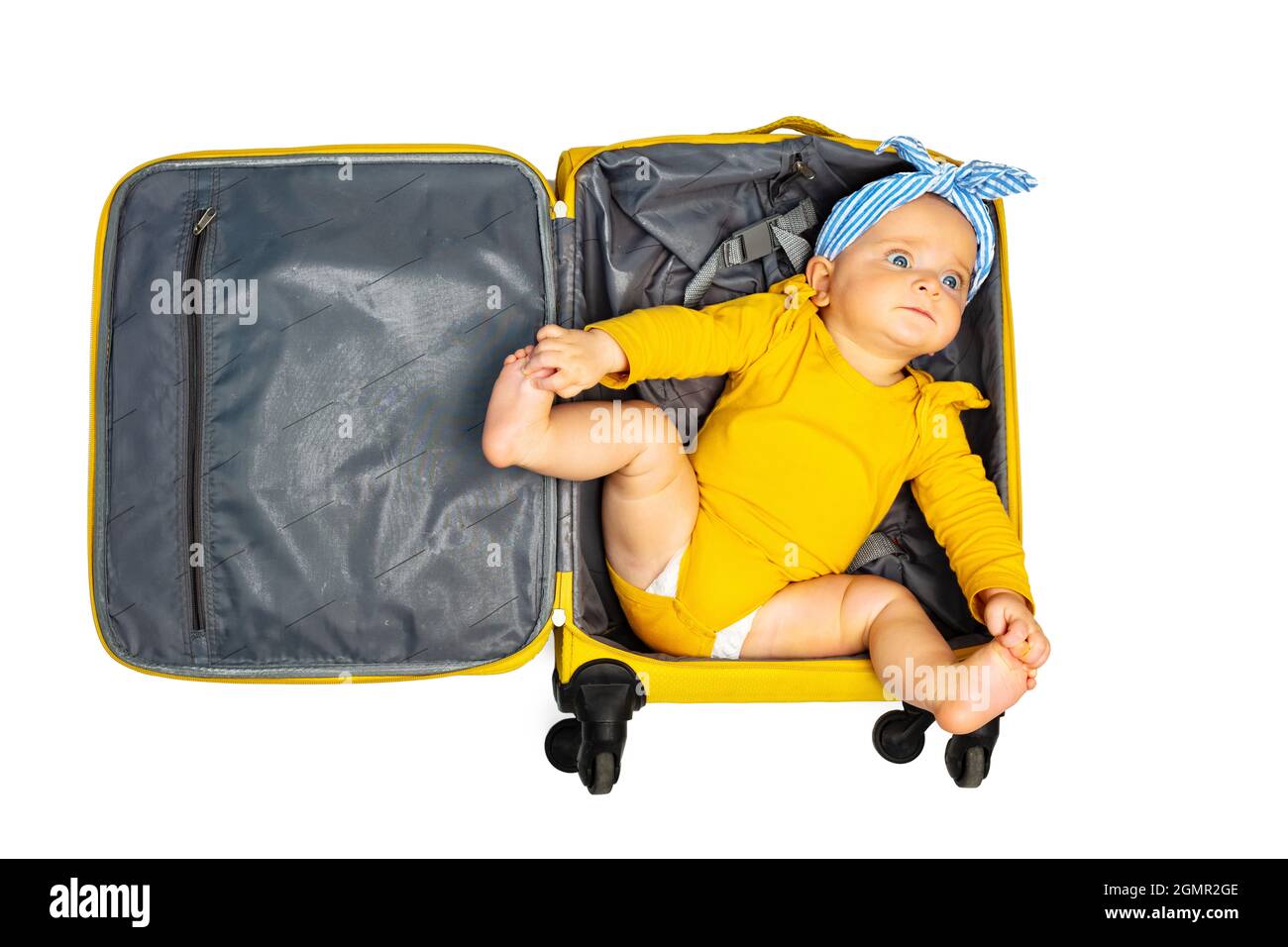 Bébé fille couché dans un sac à bagages à main vide Photo Stock - Alamy