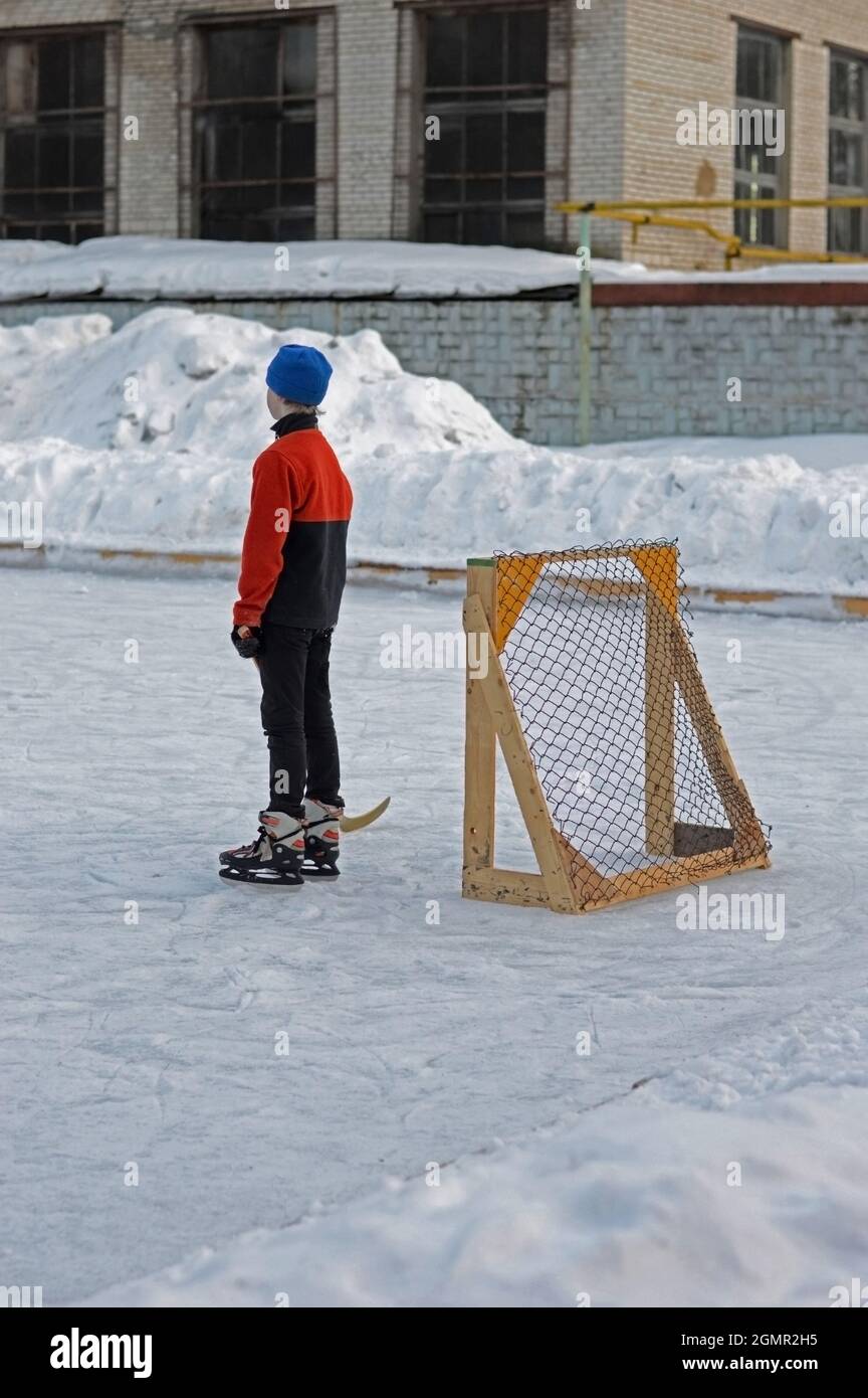 Kovrov, Russie. 12 février 2017. Les adolescents jouant au hockey sur une patinoire de hockey pour l'éducation supplémentaire des enfants Rodnichok. Le gardien de but se tient à la hauteur Banque D'Images