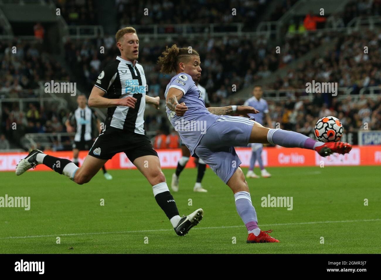 NEWCASTLE UPON TYNE. 17 SEPT. Kalvin Phillips de Leeds United quitte Sean Longstaff de Newcastle United lors du match de la Premier League entre Newcastle United et Leeds United à St. James's Park, Newcastle, le vendredi 17 septembre 2021. (Credit: Mark Fletcher | MI News) Credit: MI News & Sport /Alay Live News Banque D'Images