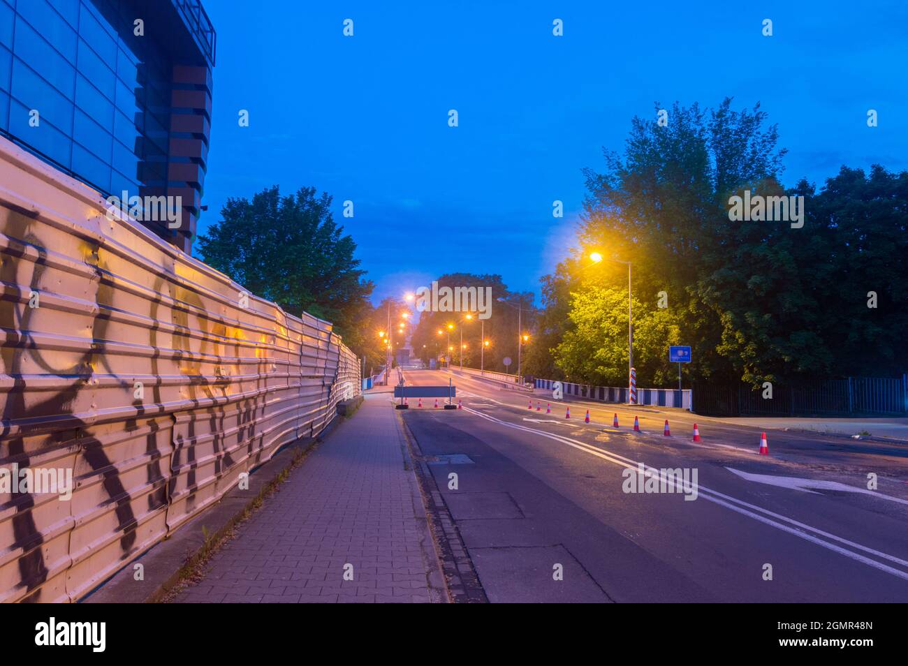 Zgorzelec, Pologne - 2 juin 2021 : vue de nuit de la frontière entre la Pologne et l'Allemagne, pont reliant Zgorzelec, Pologne à Gorlitz, Allemagne. Banque D'Images