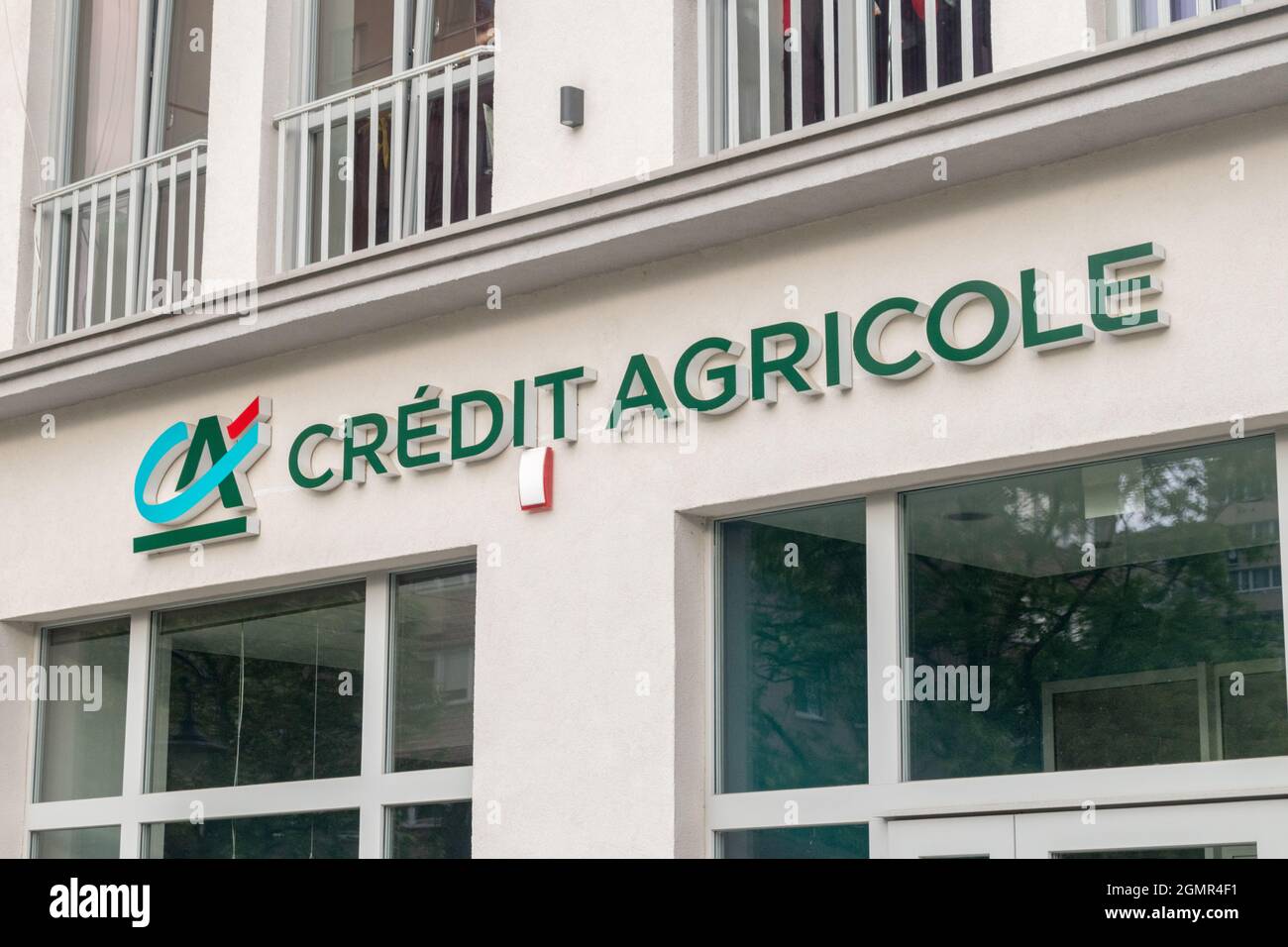 Legnica, Pologne - 1er juin 2021 : logo et signe de la Credit Agricole Bank Polska. Banque D'Images