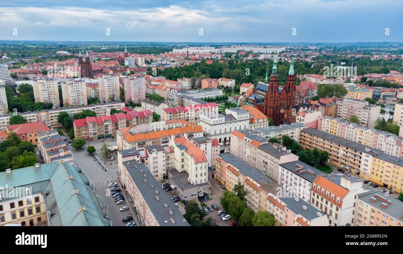Legnica, Pologne - 1er juin 2021 : vue de la vieille ville de Legnica avec l'église de la Vierge Marie. Banque D'Images