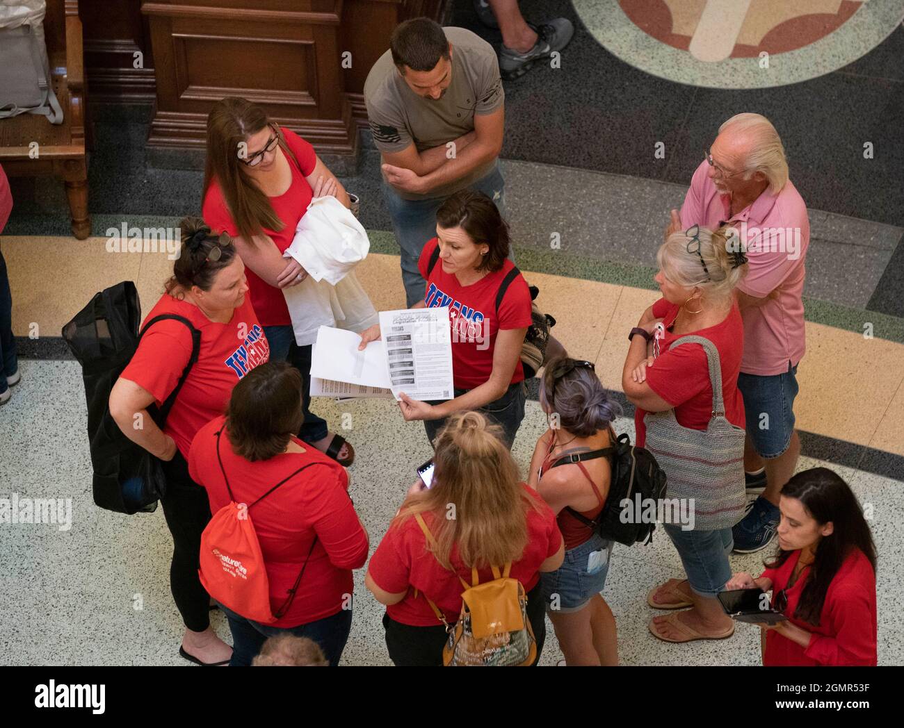 Austin Texas, États-Unis, le 20 septembre 2021.Les membres du groupe de lobby Texans for Vaccine Choice s'organisent dans la rotonde du Capitole alors que la Maison du Texas et le Sénat se réunissent pour la troisième session extraordinaire, le lundi 20 septembre.Les législateurs s'attaquent entre autres aux projets de loi liés à la COVID-19.Crédit : Bob Daemmrich/Alay Live News Banque D'Images