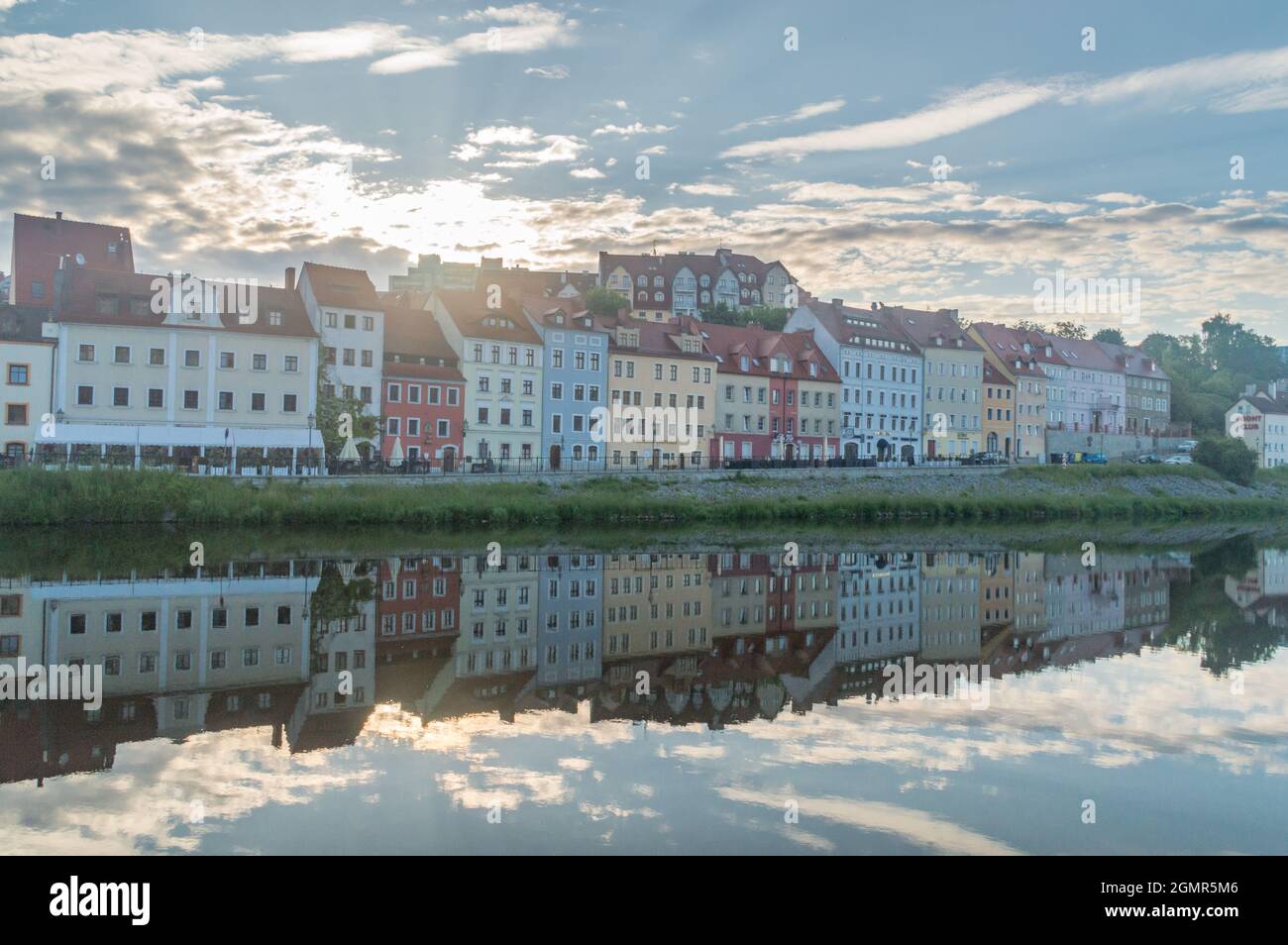 Gorlitz, Allemagne - 2 juin 2021 : vue sur la construction de Lusatien Neisse en Pologne dans la matinée. Vue depuis le site allemand. Banque D'Images