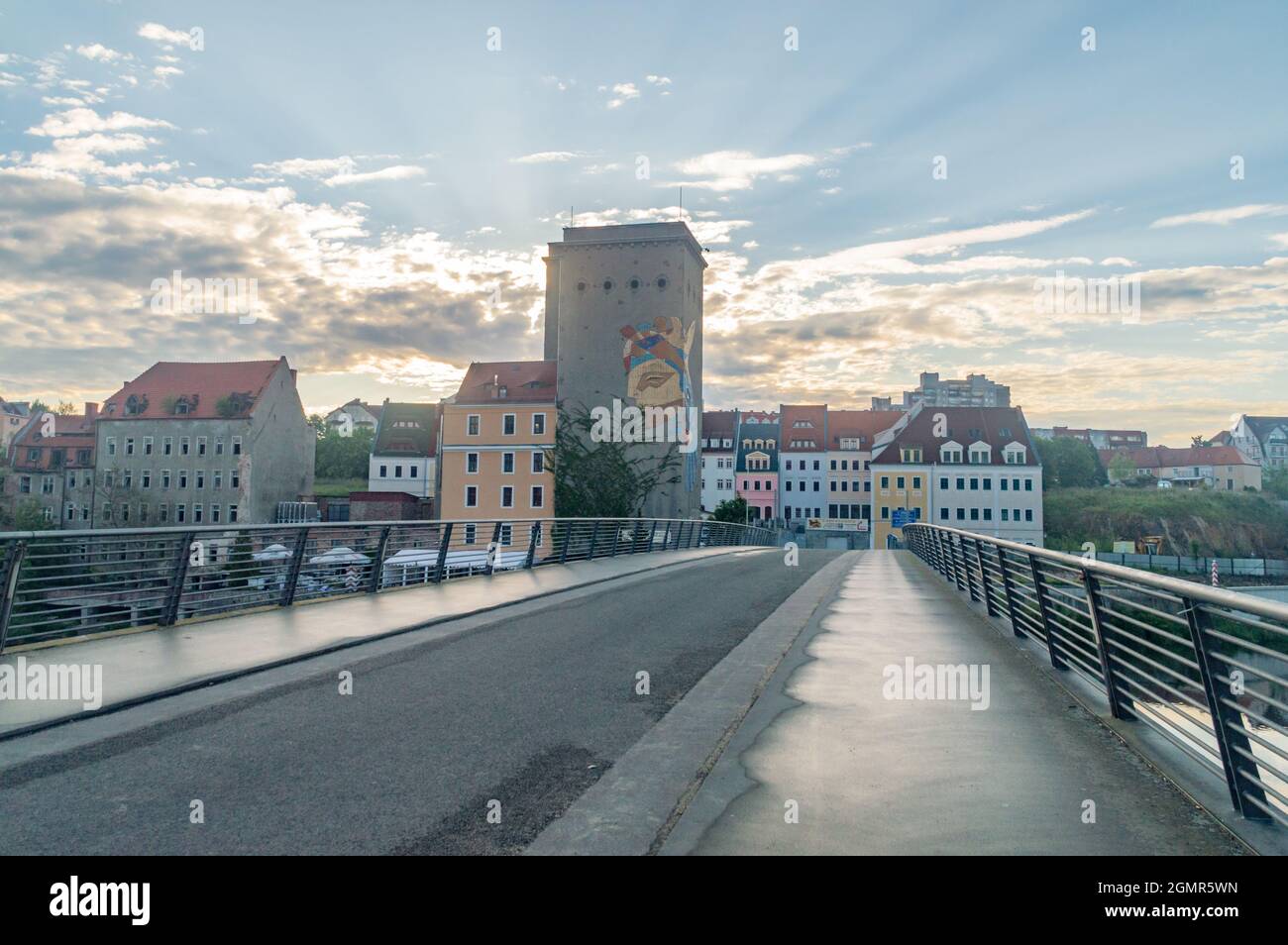 Gorlitz, Allemagne - 2 juin 2021: Vue sur le pont de la vieille ville de Zgorzelec-Gorlitz avec moulin à WAZE (Wizererek Artystyczny Zjednoczonej Europy) art, Artis Banque D'Images