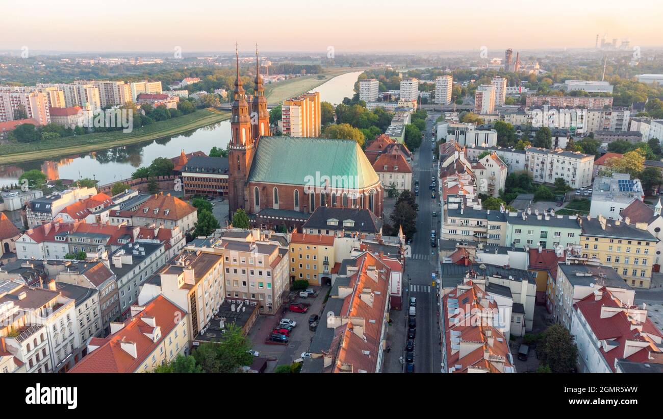 Opole, Pologne - 4 juin 2021 : vue panoramique sur le toit de l'Opole au lever du soleil avec architectures urbaines et oder River. Vue sur la vieille ville. Banque D'Images