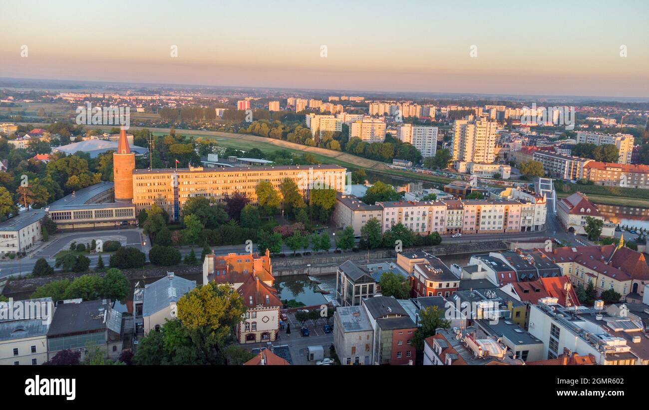 Vue aérienne au lever du soleil dans le centre-ville d'Opole. Vue sur la ville depuis la vue sur les oiseaux. Ville de drone. Banque D'Images