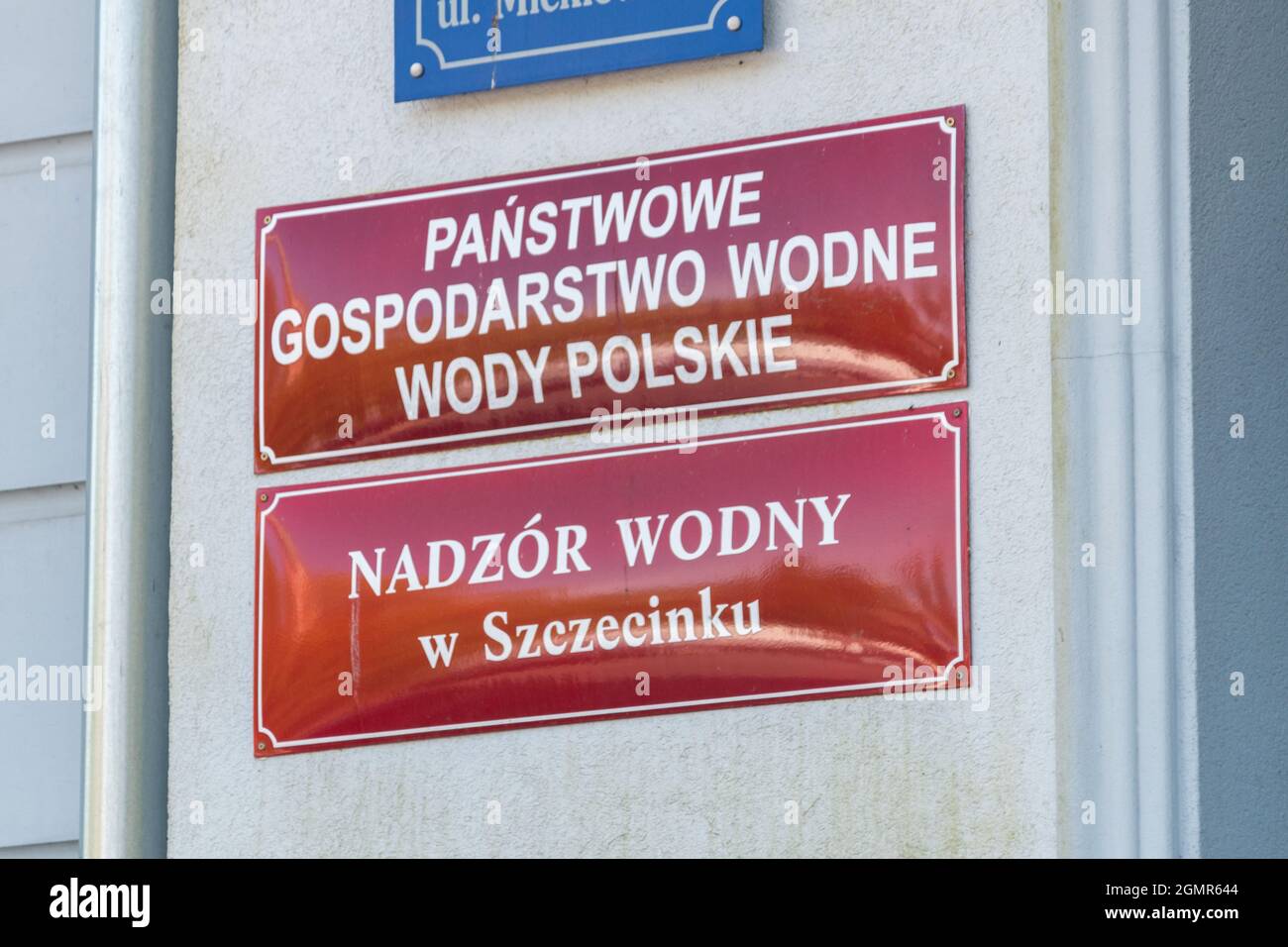 Szczecinek, Pologne - 31 mai 2021 : panneau de signalisation de l'État des eaux polissant les eaux polonaises (polonais : Panstwowe Gospodarstwo Wodne wody Polskie) et l'eau Banque D'Images