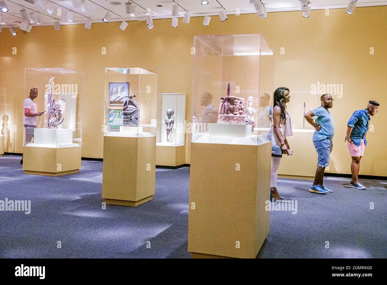 Washington DC, National Mall, Musée National d'Art Africain expose des sculptures en poterie peintures, intérieur de la galerie Black man femme visiteurs Banque D'Images