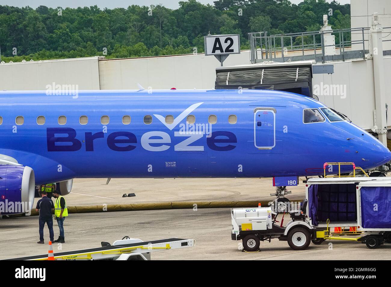 Un avion de ligne commercial Breeze Airways Embraer ERJ-195AR stationné à la porte A2 de l'aéroport international de Charleston le 28 mai 2021 à North Charleston, Caroline du Sud. La nouvelle compagnie aérienne à tarif réduit vole le vol inaugural le 27 mai. Banque D'Images