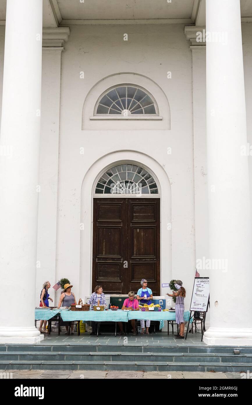 Les gens apprécient un repas en plein air sur le portique de la deuxième église presbytérienne lors d'un spectacle artistique en plein air et d'un événement gastronomique sur la place Wragg dans le quartier historique le 29 mai 2021 à Charleston, en Caroline du Sud. Banque D'Images