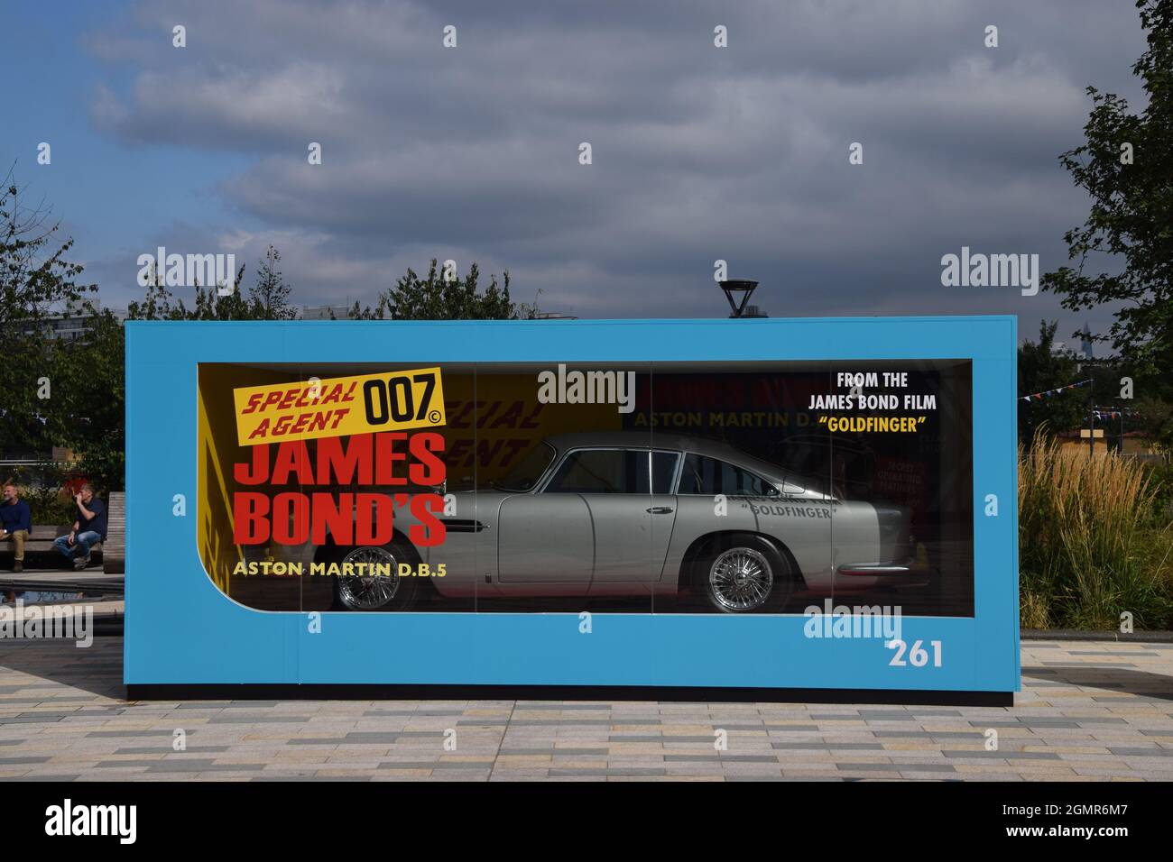 Modèle Corgi Toys grandeur nature d'Aston Martin DB5 de James Bond exposé de Goldfinger à l'extérieur de la station électrique de Battersea, avant la sortie du dernier film Bond, No Time To Die. Londres, Royaume-Uni 20 septembre 2021. Banque D'Images