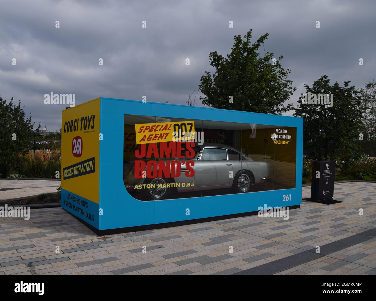Modèle Corgi Toys grandeur nature d'Aston Martin DB5 de James Bond exposé de Goldfinger à l'extérieur de la station électrique de Battersea, avant la sortie du dernier film Bond, No Time To Die. Londres, Royaume-Uni 20 septembre 2021. Banque D'Images