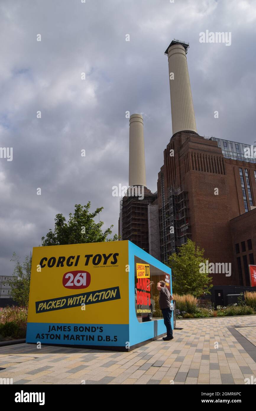 Modèle Corgi Toys grandeur nature d'Aston Martin DB5 de James Bond exposé de Goldfinger à l'extérieur de la station électrique de Battersea, avant la sortie du dernier film Bond, No Time To Die. Londres, Royaume-Uni 20 septembre 2021. Banque D'Images