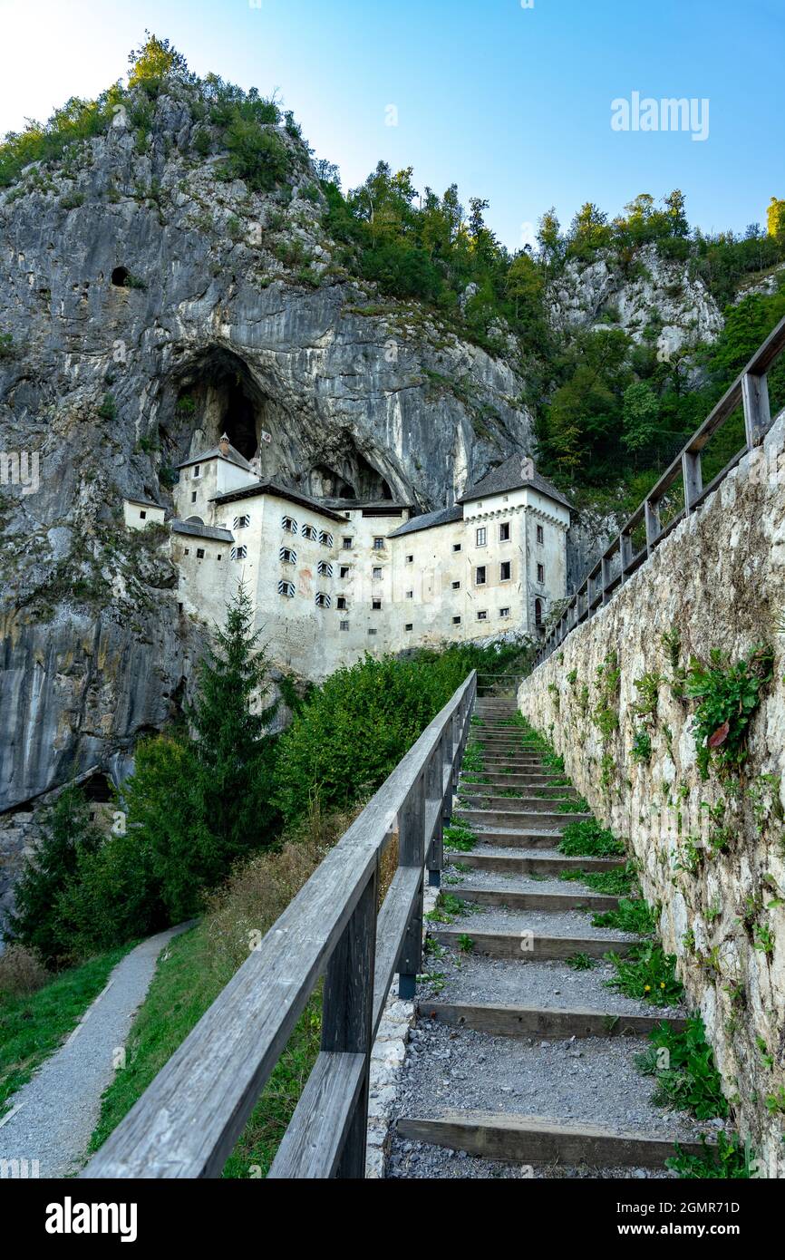 château de predjama construit dans une montagne dans la nature à proximité de la grotte de postojna Banque D'Images
