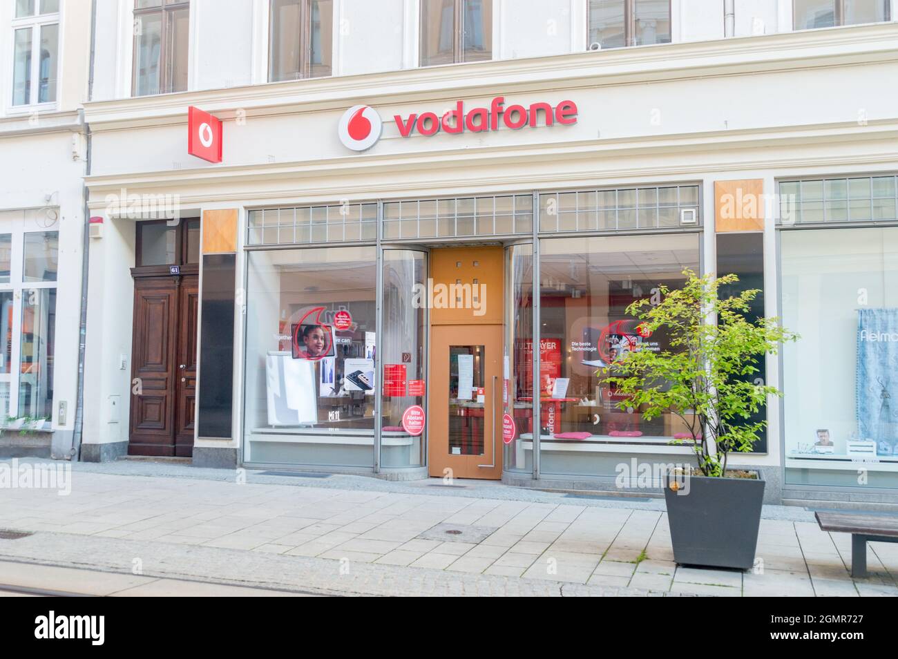 Gorlitz, Allemagne - 2 juin 2021 : boutique de téléphonie mobile Vodafone. Vodafone Group PLC est une société multinationale britannique de télécommunications. Banque D'Images