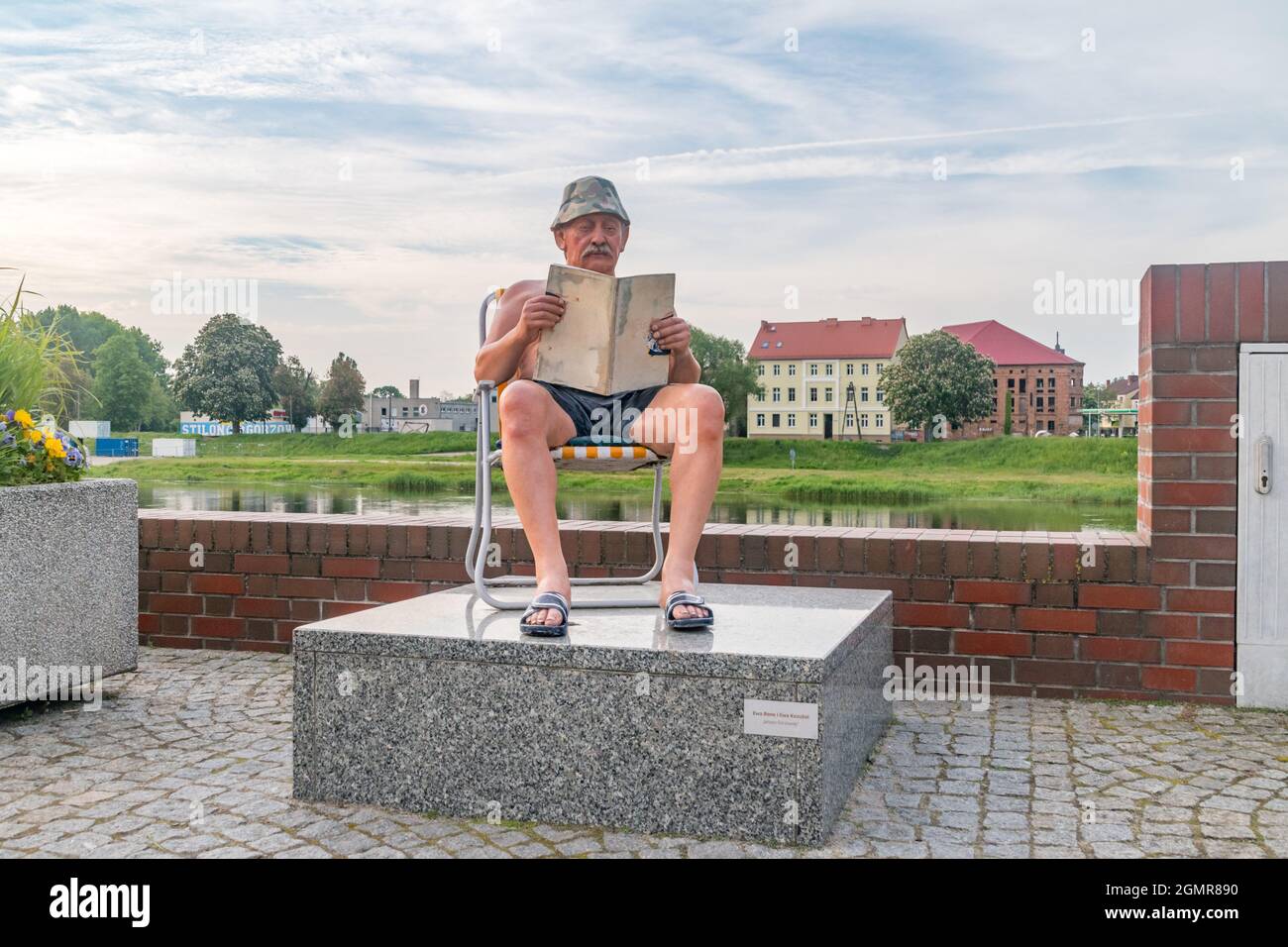 Gorzow Wielkopolski, Pologne - 1er juin 2021 : sculpture de Janusz Gorzowski aux boulevards de Warta. Sculpture réalisée par Ewa Bone et Ewa Kozubal. Banque D'Images