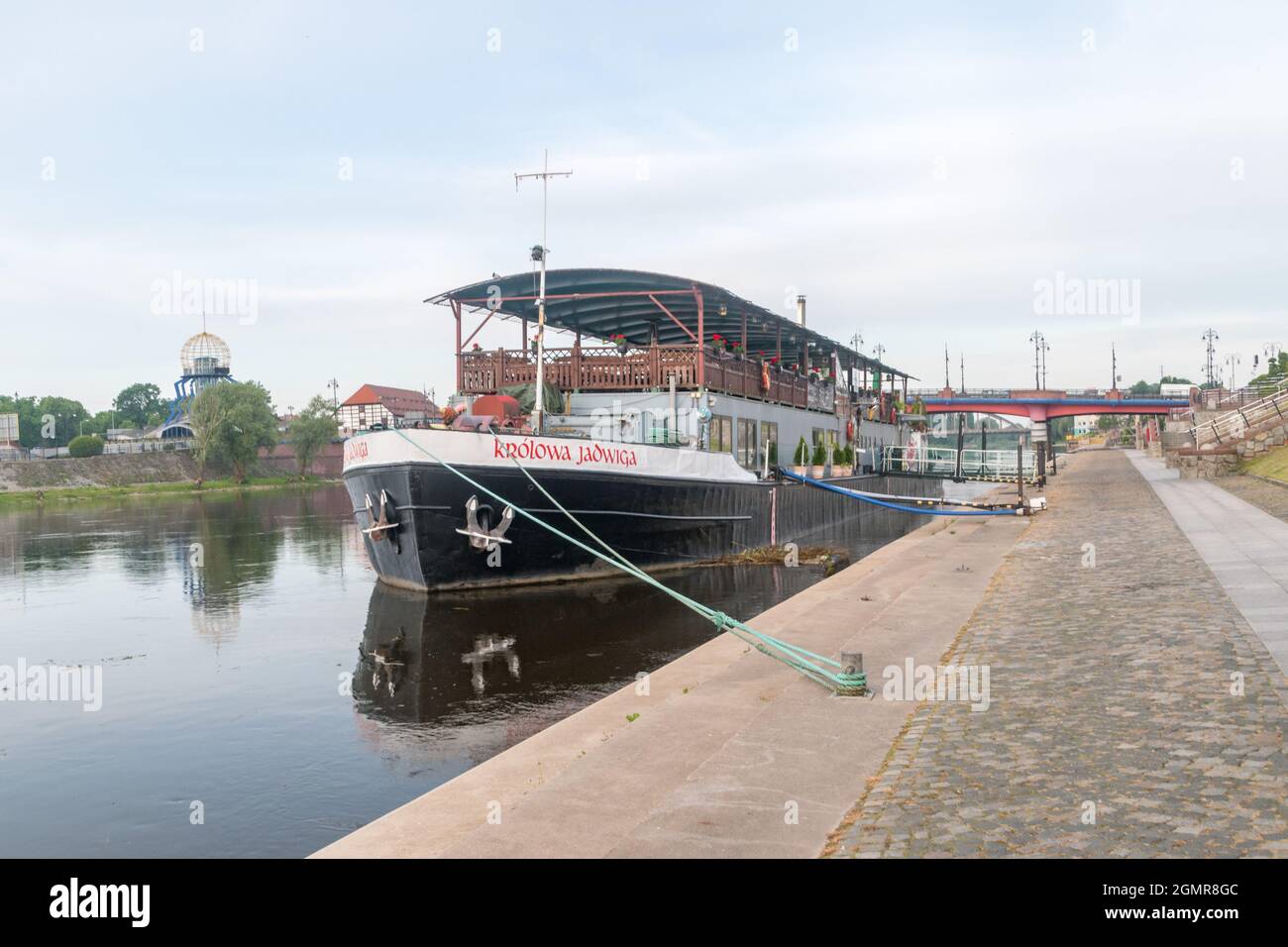 Gorzow Wielkopolski, Pologne - 1er juin 2021 : navire Krolowa Jadwiga (Reine Jadwiga) sur la rivière warta. Banque D'Images
