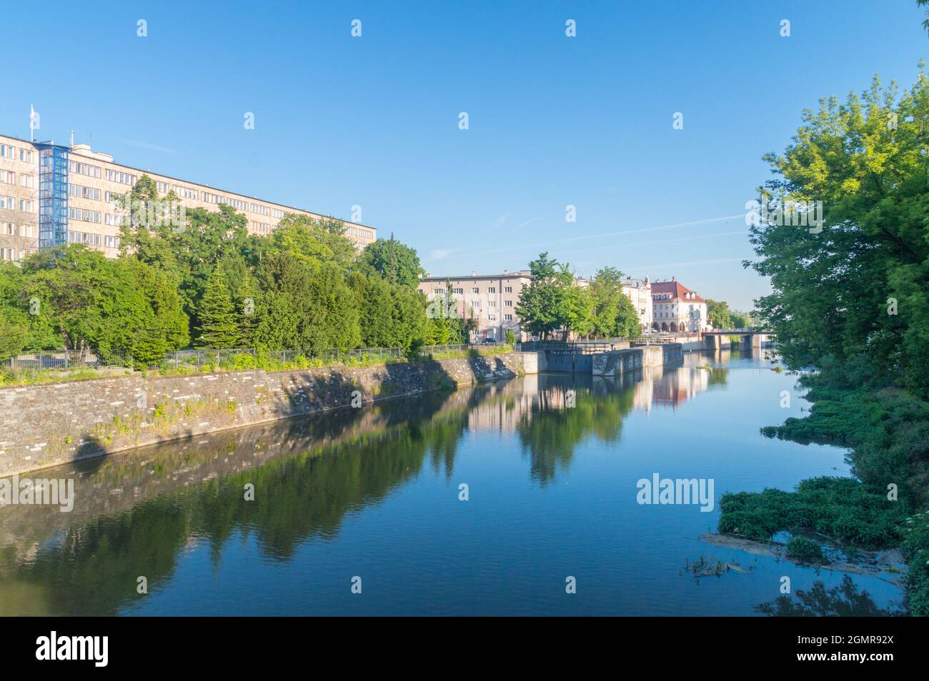 Opole, Pologne - 4 juin 2021 : vue d'été sur le canal de Mlynowka dans le centre-ville d'Opole. Banque D'Images