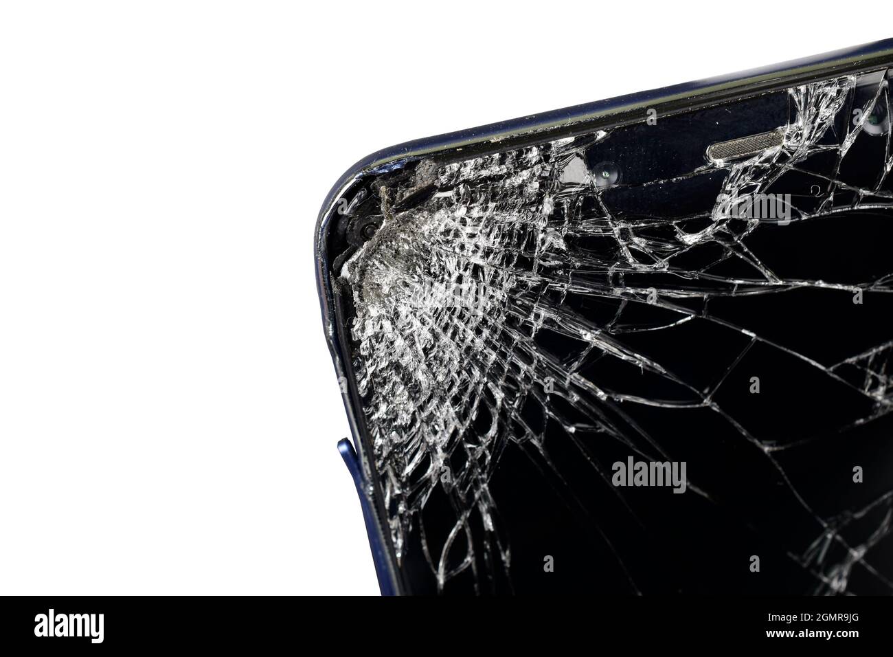 Gros plan d'un smartphone cassé isolé sur un arrière-plan blanc avec un masque Banque D'Images