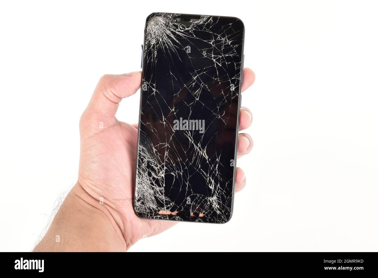 Main tenant un smartphone à écran cassé isolé sur fond blanc avec masque de découpe Banque D'Images