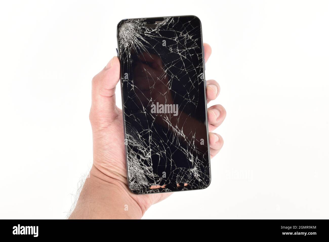 Smartphone Wreck Screen à la main isolé sur fond blanc avec masque de découpe Banque D'Images