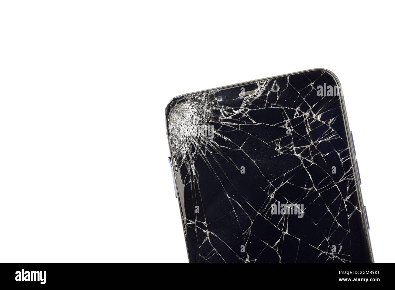 Gros plan d'un smartphone à écran cassé isolé sur fond blanc avec masque de découpe Banque D'Images