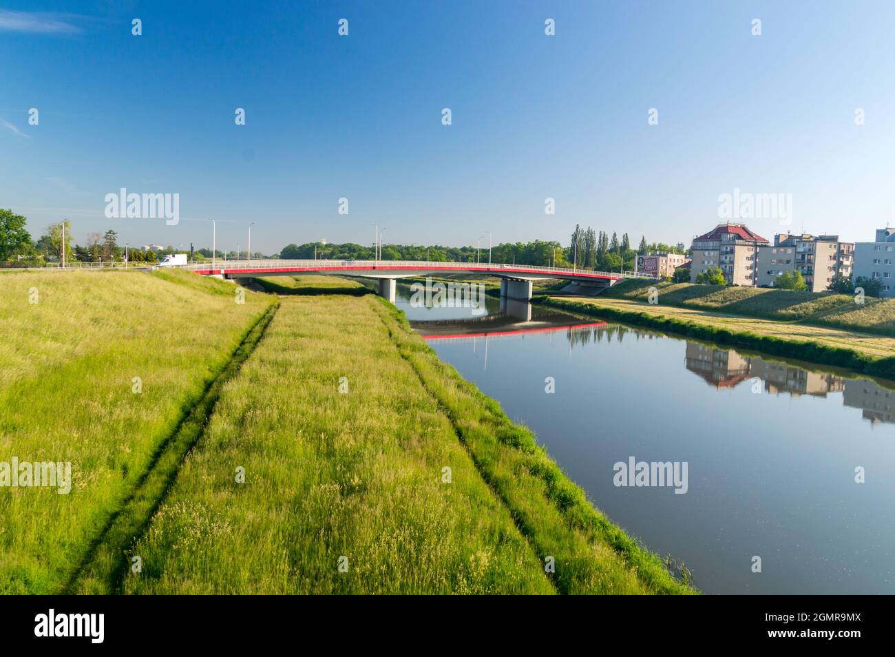 Opole, Pologne - 4 juin 2021 : belle vue sur le canal d'Ulgi avec pont. Le canal d'Ulgi est le canal d'écoulement de la rivière Odra. Banque D'Images