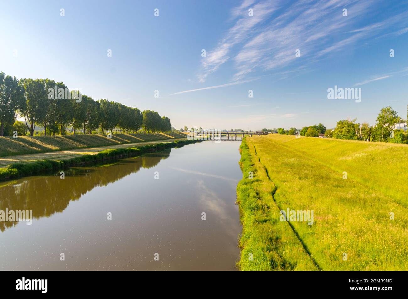 Le canal d'Ulgi - le canal d'écoulement de la rivière Odra, situé à Opole. Banque D'Images