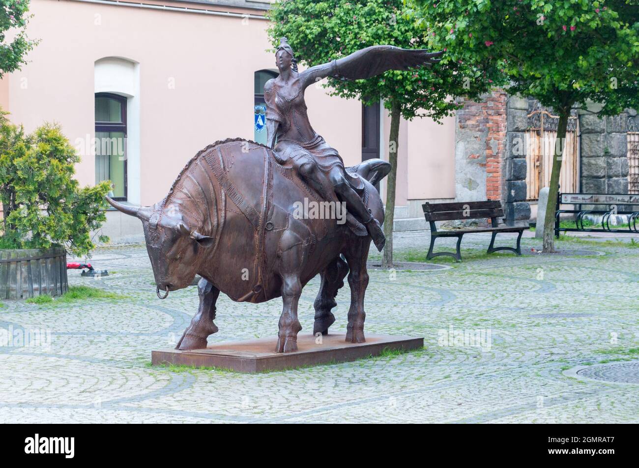 Jelenia Gora, Pologne - 2 juin 2021 : enlèvement de l'Europe (polonais : Porwanie Europy) sculpture de Vahan Bego. Banque D'Images