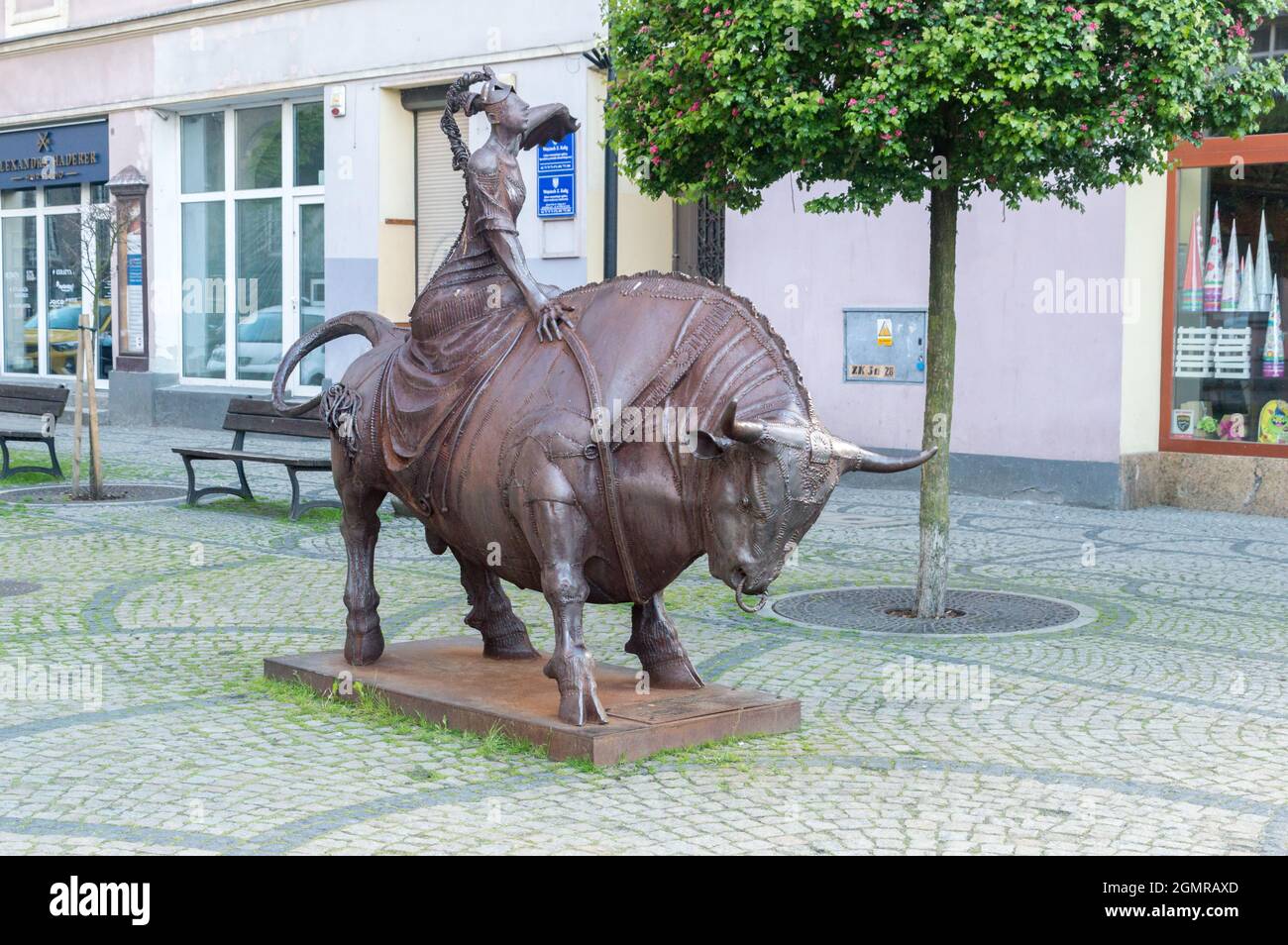 Jelenia Gora, Pologne - 2 juin 2021 : enlèvement de l'Europe (polonais : Porwanie Europy) sculpture de Vahan Bego dans la vieille ville de Jelenia Gora. Banque D'Images