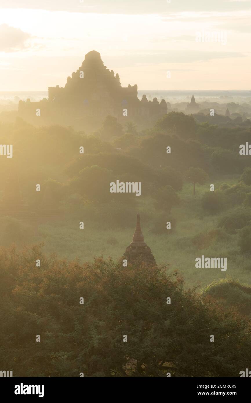 vue sur la pagode au lever du soleil dans le bagan du myanmar Banque D'Images