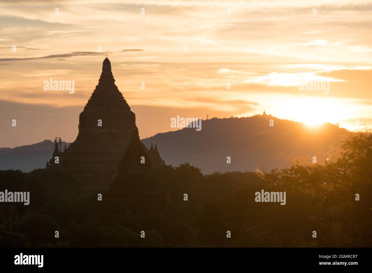 Silhouette de l'ancienne pagode au coucher du soleil sur le champ du patrimoine païen au Myanmar Banque D'Images