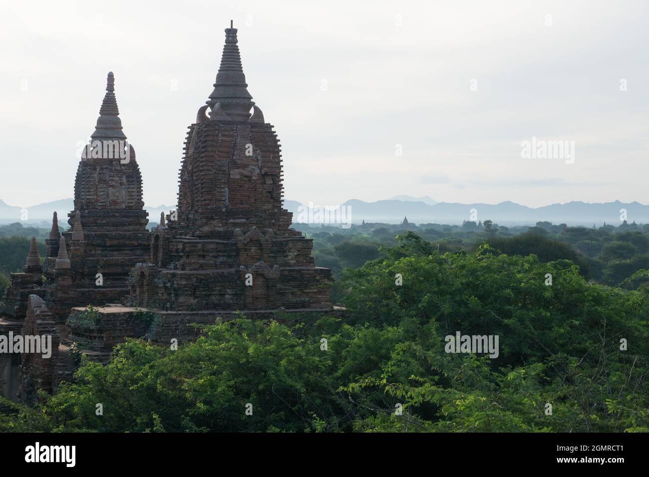 vue sur l'ancienne pagode au lever du soleil sur le célèbre champ de bagan en birmanie Banque D'Images