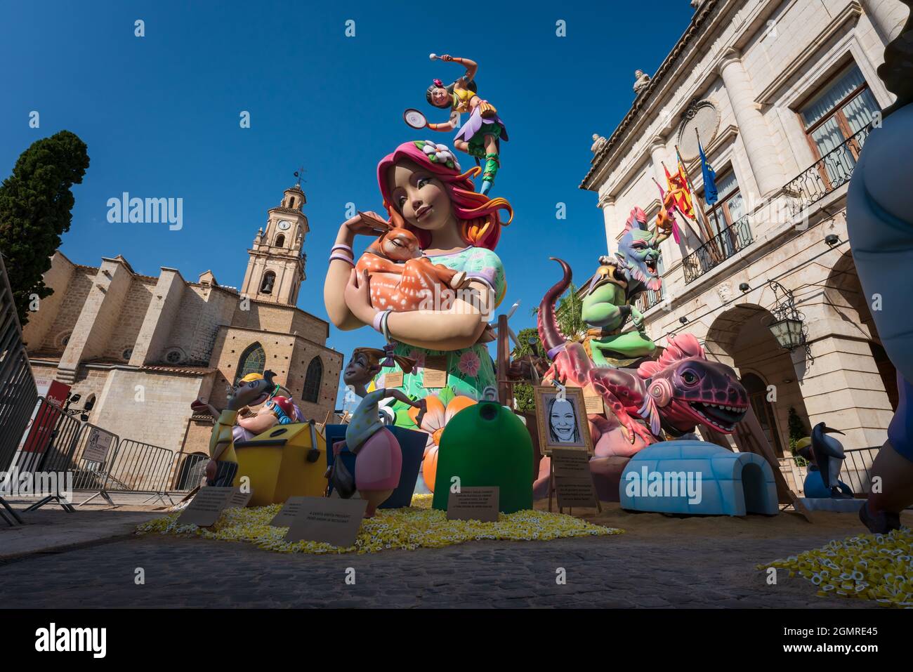 Gandia, Espagne - 3 septembre 2021: Figurine femelle 'Ninot', grandes statues en papier, tenant un cerf de Virginie fait pour la fête traditionnelle 'Fallas Banque D'Images
