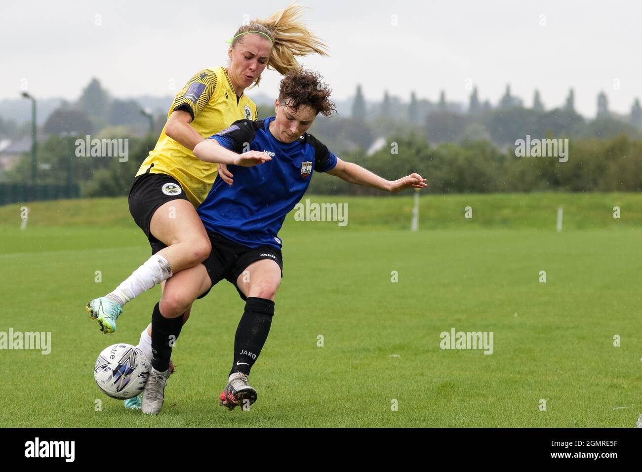 Londres, Royaume-Uni. 19 septembre 2021. Tash Stephens (11 Crawley Wasps) et Danielle Pudderfoot (10 London Bees) en action au match FA Women's National League Southern Premier entre London Bees et Crawley Wasps au Hive à Londres, en Angleterre. Crédit: SPP Sport presse photo. /Alamy Live News Banque D'Images