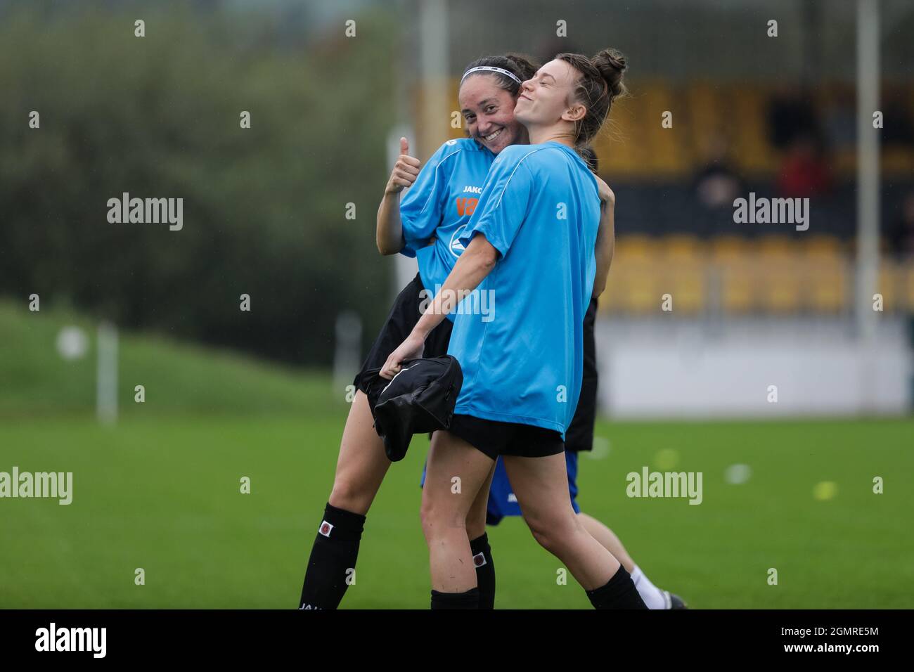 Londres, Royaume-Uni. 19 septembre 2021. Gemma Croucher (11 London Bees) et Lauren Heria (12 London Bees) se disputent le match de la FA Women's National League Southern Premier entre London Bees et Crawley Wasps à The Hive à Londres, en Angleterre. Crédit: SPP Sport presse photo. /Alamy Live News Banque D'Images